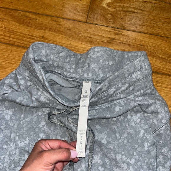 Size 0 Lululemon Crop Sweatpants in Grey - Picture 2 of 4